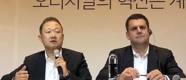 정일우 한국필립모리스 대표(왼쪽), 니콜라스 리켓 한국필립모리스 전무. / 김형원 기자