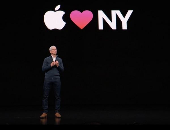 팀 쿡 애플 최고경영자(CEO)가 미국 뉴욕 브루클린에서 열린 신제품 발표회에서 인사말을 하고 있다. / 애플 제공