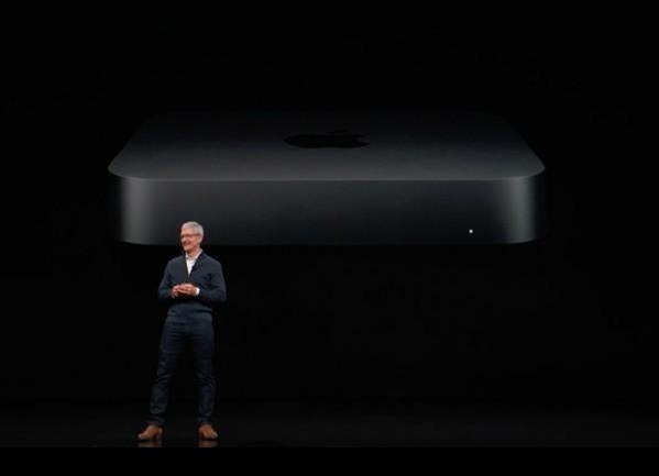 팀 쿡 애플 CEO가 새로운 맥 미니를 소개하고 있다. / 애플 제공
