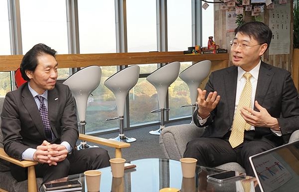 히로히토 노다 NTT도코모 전략기획총괄 본부장(왼쪽)과 서형수 알서포트 대표가 IT조선과 인터뷰를 진행하고 있다. / 알서포트 제공