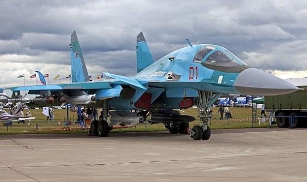 에어쇼에 전시된 Su-34. 이 기체는 1990년대 후반부터 여러 에어쇼에서 선을 보였지만 정작 러시아 공군에서 정식 채용한 것은 2009년이 되어서였다. / 디펜스월드 제공