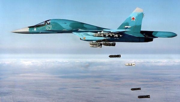 폭격임무중인 Su-34. 이 기체는 최근 대 IS작전에 처음으로 실전투입되었다. / 디펜스토크 갈무리