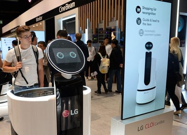 9월 열린 ﻿IFA 2018에서 관람객이  'LG 클로이 카트봇'을 살펴보고 있다. / LG전자 제공