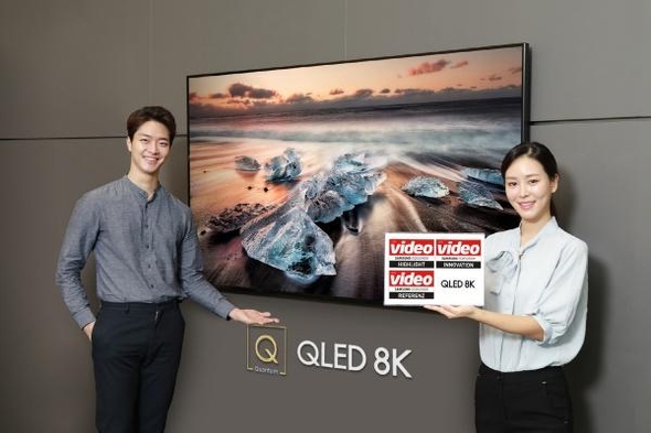 삼성전자 모델이 ‘QLED 8K’를 홍보하고 있다. / 삼성전자 제공