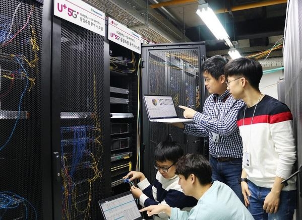 LG유플러스 네트워크 직원이 서울 상암사옥에 구축된 5G 네트워크 품질 통합 측정 분석 시스템을 점검하는 모습. / LG유플러스 제공