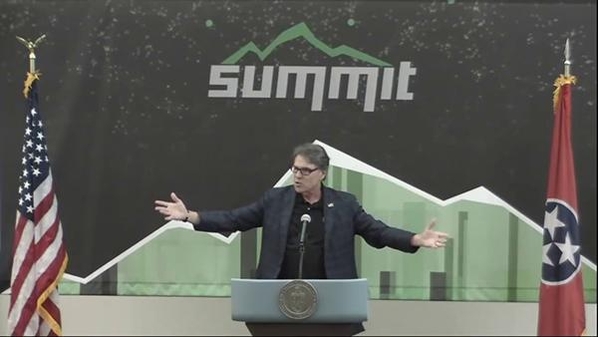  써밋(Summit) 슈퍼컴퓨터 개통식에서 축사하는 미국 에너지부 페리(Perry) 장관. / 구글 검색