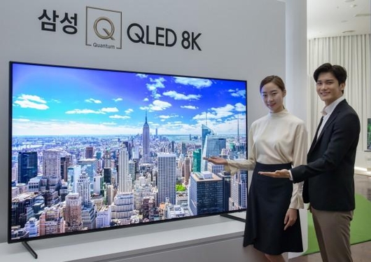 삼성전자 모델이 7일 열린 Q 라이브 체험행사존에서 QLED 8K TV를 소개하고 있다. / 삼성전자 제공