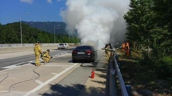 지난 여름 BMW 화재가 빈번히 발생했고, 교통안전공단은 민관합동조사단을 꾸려 7일 중간 조사결과를 발표했다. / 영주소방서 제공
