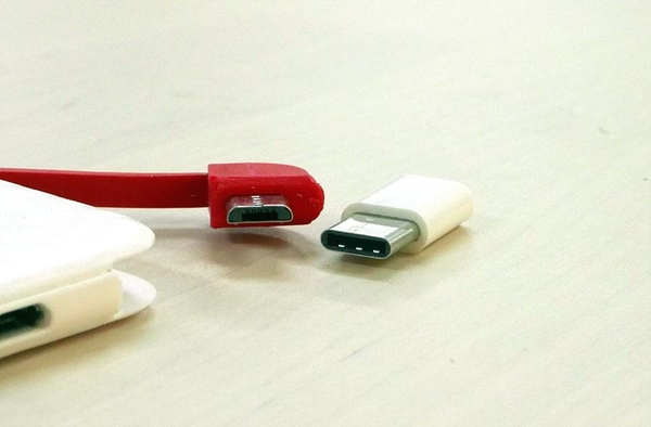 외장 배터리 단자. 왼쪽이 USB 미니 5핀, 오른쪽이 USB-C. / 차주경 기자