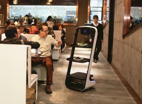 JDX 미래형 레스토랑에서 음식을 서빙로봇이 고객에게 전달하고 있다. / 징둥닷컴 제공