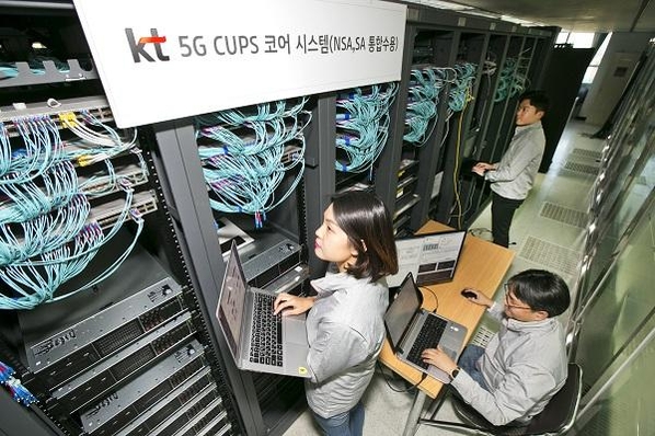 KT 직원이 CUPS 기술이 적용된 5G 코어장비를 구축 완료하고 시험하는 모습. / KT 제공
