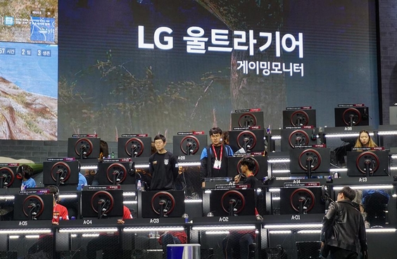 카카오게임즈 배틀그라운드 시연장에 설치된 ‘LG 울트라기어’ 게이밍모니터 제품들. / 최용석 기자