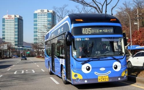 서울 도심 정규노선에 처음으로 투입된 현대차의 신형 수소전기버스가 시내를 주행하고 있다. / 현대차 제공