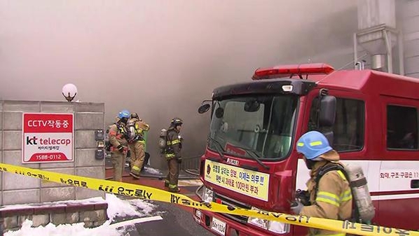  화재가 발생한 KT 아현지사 모습. / 유튜브 갈무리