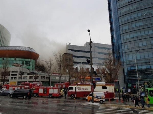 KT 아현국사에서 발생한 화재로 서울 시내 일부에서 통신 장애가 발생했다. 현재 불을 완전히 진압된 상황이다. / 조선DB