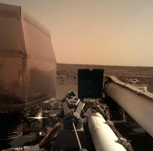 인사이트호가 26일(현지시각) 화성 착륙 후 미국항공우주국에 보내온 사진. / 미국항공우주국 제공