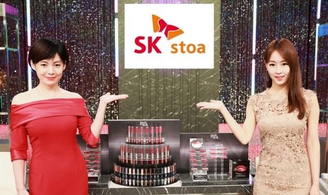 SK스토아 쇼호스트들이 SK스토아 창립 1주년을 알리고 있다. / SK스토아 제공