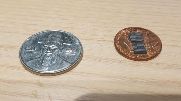 구글의 엣지TPU는 1센트 동전에 여러 개를 올려놓을 만큼 작다. 백원짜리 동전과도 비교해봤다./류현정 기자