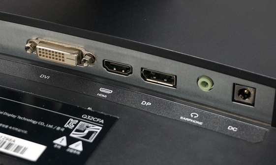 DVI와 HDMI, DP의 3가지 입력을 지원해 최대 3대의 기기를 동시에 연결할 수 있다. / 최용석 기자