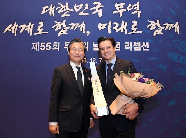 성윤모 산업통상자원부 장관(왼쪽) 매튜 쥬에리 BAT코리아 대표. / BAT코리아 제공
