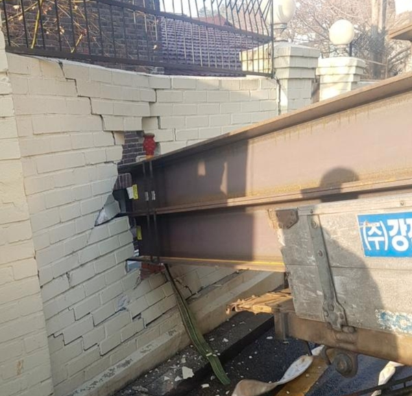 최태원 SK 회장의 한남동 자택 재건축공사 차량 사고로 파손된 태국대사관저 벽 모습. / IT조선 DB