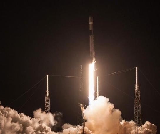 2018년 12월 3일 차세대 소형위성 1호를 탑재한 스페이스X의 팰컨 9 로켓이 발사대를 벗어나 날아오르고 있다. / 스페이스X 제공