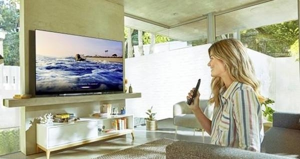 2019년형 LG전자 TV에 탑재된 알렉사 호출 기능을 이용하는 모습. / LG전자 제공