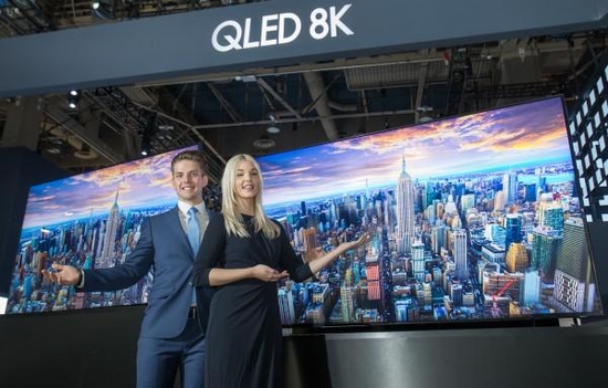 삼성전자 모델이 CES 2019 삼성 부스에서 QLED 8K TV를 소개하고 있다. / 삼성전자 제공