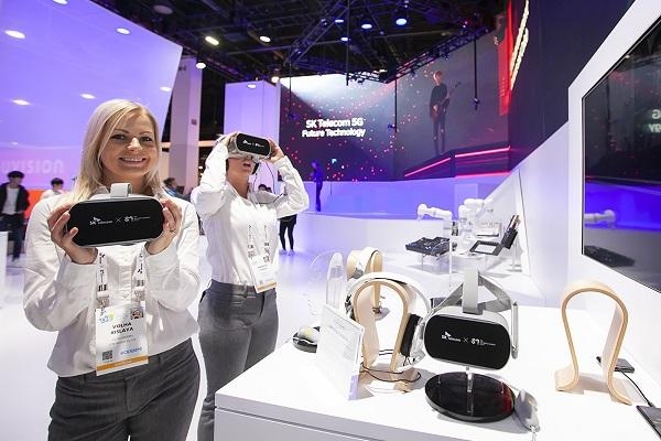 SK텔레콤이 SM엔터테인먼트와 함께 마련한 공동 전시 부스에서 모델이 '소셜 VR'을 체험하고 있는 모습. / SK텔레콤 제공