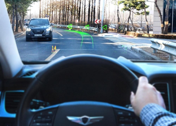 현대·기아차 남양연구소 인근 도로에서 제네시스 G80의 전면유리에 홀로그램 증강현실 내비게이션이 작동하는 모습. / 현대·기아자동차 제공