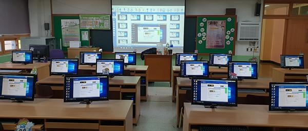  동포초등학교에 기존 PC를 활용해 엔클라우딩 씬클라이언트 시스템을 구축한 모습. / 엔클라우딩 제공
