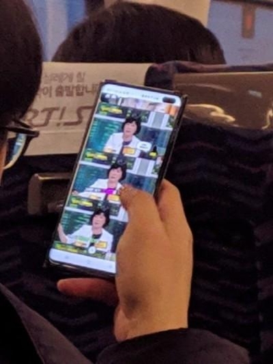 국내로 추정되는 곳에서 한 사용자가 갤럭시S10플러스 시제품으로 보이는 스마트폰을 들고 있다. / 레딧 갈무리