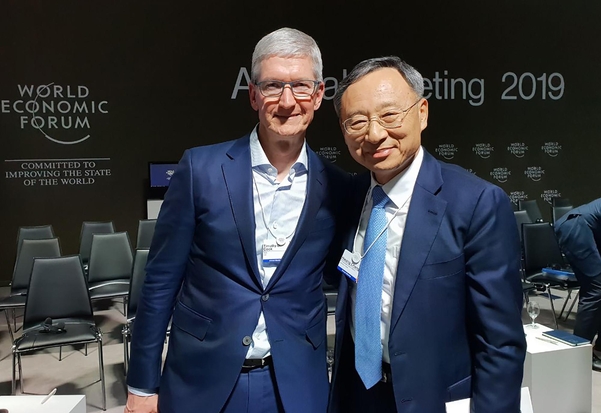 팀 쿡(Tim Cook) 애플 CEO(왼쪽)와 황창규 KT 회장. / KT 제공