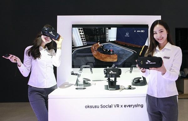 SK텔레콤 전시 부스에서 모델이 '옥수수 소셜 VR'을 체험하고 있는 모습. / SK텔레콤 제공