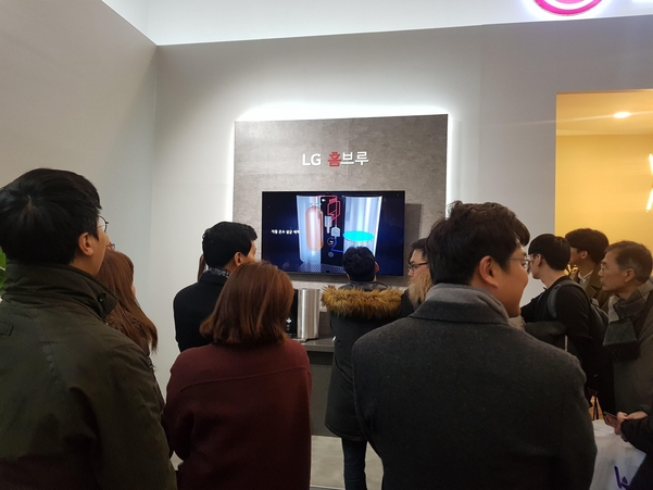 아직 출시 전인 캡슐맥주제조기 ‘LG 홈브루’를 구경하는 관람객들. / 류은주 기자