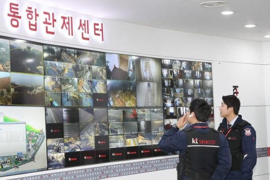 KT텔레캅 통합관제센터에서 대원이 CCTV 현황을 보고 있다. / KT텔레캅 제공