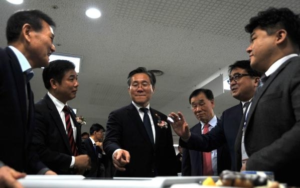 성윤모 산업통상자원부 장관과 주요 인사가 한국스마트의료기기산업진흥재단 출범식에 참석해 의료기기 전시관을 둘러보고 있다.