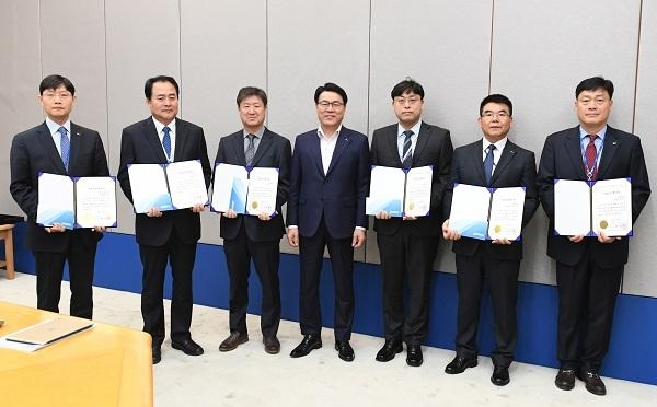 최정우 포스코 회장이 31일 서울 포스코센터에서 기업시민봉사상 첫 수상자들과 함께 기념촬영을 하고 있다. / 포스코 제공