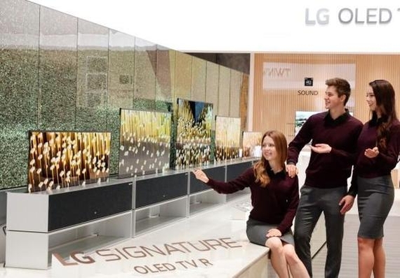 LG전자 모델이 LG 시그니처 올레드 TV R을 소개하고 있다. / LG전자 제공