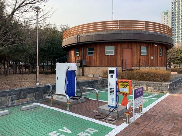 탄천물재생센터 마루공원내 전기차충전소가 설치되어있다.
