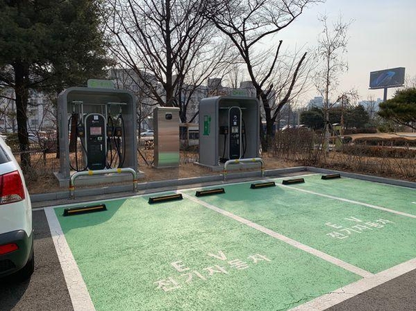 국회의사당 주차장에 설치된 전기자동차 충전소 모습이다.