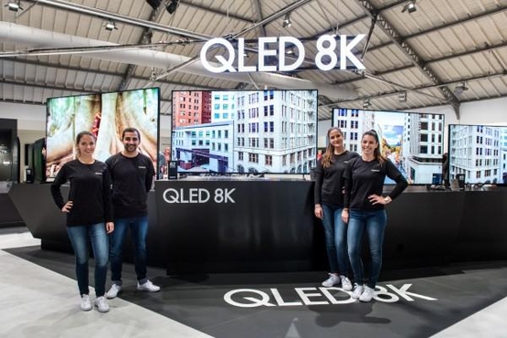 삼성전자 모델이 삼성포럼 유럽 2019에서 QLED 8K TV를 소개하고 있다. / 삼성전자 제공