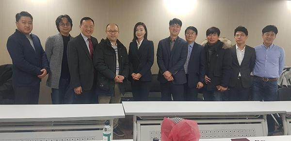  안준수 신임 위원장(왼쪽에서 6번째)이 한국블록체인협회 관계자들과 기념사진을 찍었다. / 한국블록체인협회 제공