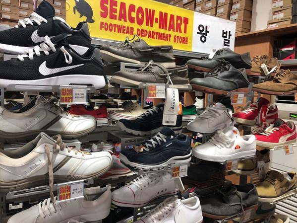 식사동 덤핑거리 ‘씨카우마트’에서 발이 큰 사람을 위한 ‘왕발' 사이즈 신발을 판매한다.