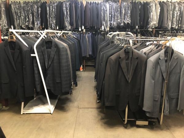 식사동 덤핑거리 ‘킴스무역’에서 넥타이가 9900원에 남성 양복 재킷과 바지는 8만원에 판매된다.