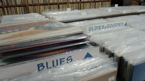 매장에 들어서면 한눈에 봐도 수많은 LP와 CD들이 빼곡하다. 각 구역은 색인을 해두어 장르별로 레코드판을 찾아볼 수 있다.