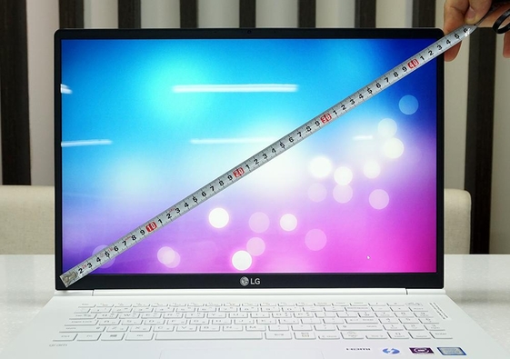17인치(43.1㎝)의 화면 크기는 일반 노트북 기준으로 최대급의 화면 크기다. / 최용석 기자