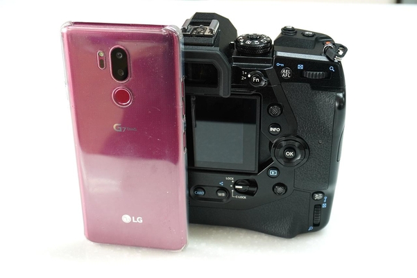 올림푸스 OM-D E-M1X와 LG전자 G7씽큐 스마트폰과의 크기 비교. / 차주경 기자