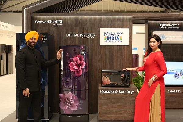 삼성전자 모델이 인도 지역에 특화된 냉장고와 전자레인지를 소개하고 있다. / 삼성전자 제공