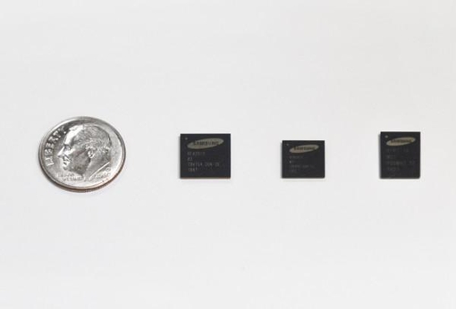 삼성전자의 5G 밀리미터파 기지국용 차세대 무선 통신 핵심 칩을 동전과 비교한 모습. / 삼성전자 제공